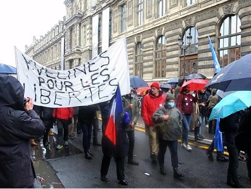 Fransa'da binlerce kişi sokağa indi