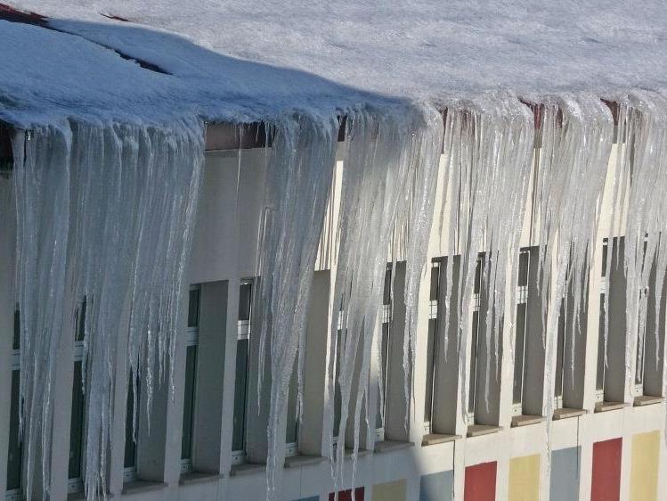 Çatılardaki buz sarkıtları 4 metreyi buldu