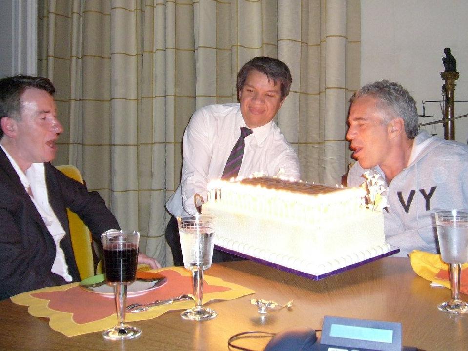 Eski İngiliz bakan, cinsel istismar davasına rağmen Epstein'le doğum gününü kutlamış