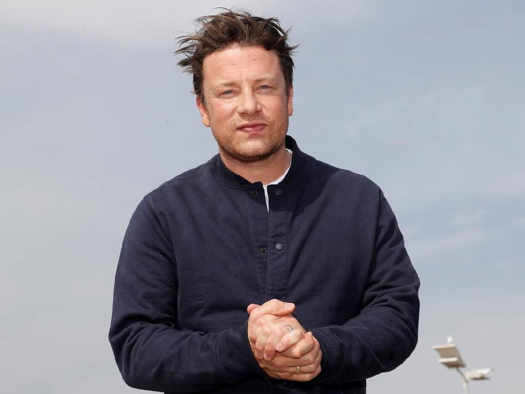 Türkiye'deki şubesi de kapanan ünlü şef Jamie Oliver borç batağından çıkmaya çalışıyor