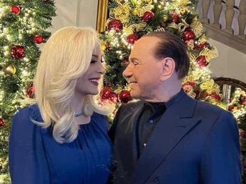 Gözünü cumhurbaşkanlığına diken Berlusconi, genç sevgilisiyle fotoğrafını paylaştı
