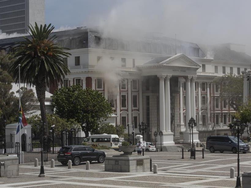 Güney Afrika parlamentosundaki yangının şüphelisine 'terör' suçlaması