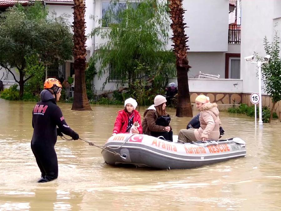 Antalya'yı sel vurdu: Dere taştı, mahsur kalanlar kurtarıldı