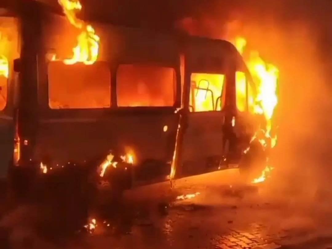 Servis minibüsü alev alev yandı!