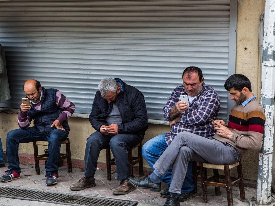 Çarpıcı araştırma: Türkler günde 4 saat akıllı telefonlarına bakıyor