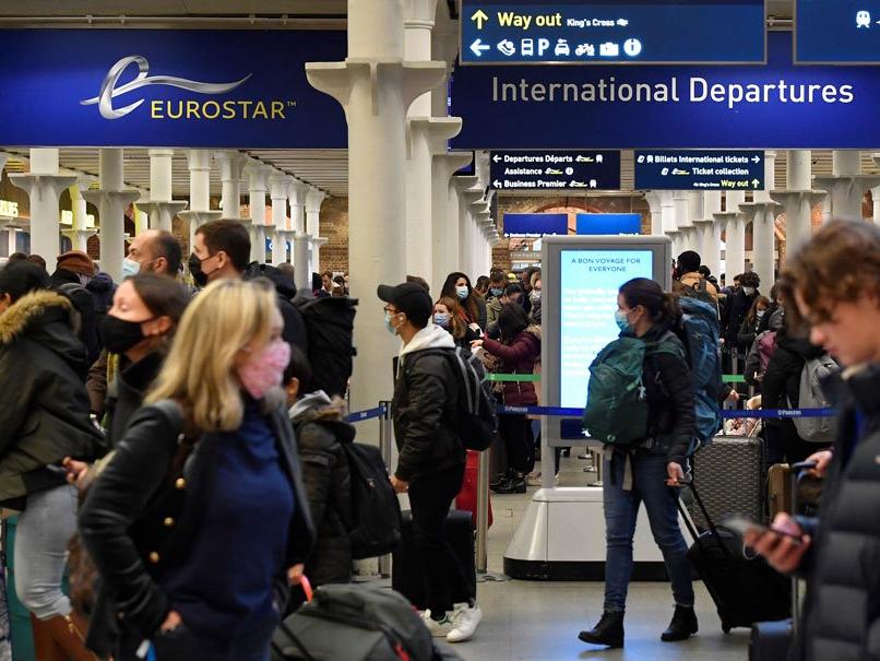 Fransa, İngiliz turistlere yönelik Covid-19 kurallarını gevşetiyor