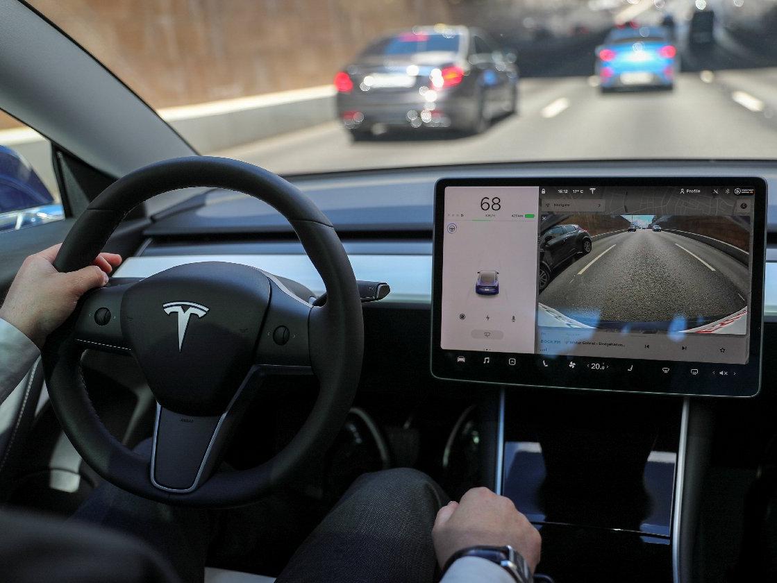 Dünyanın dört bir yanındaki Teslalar'ı hackledi: Arabaları uzaktan kontrol etti