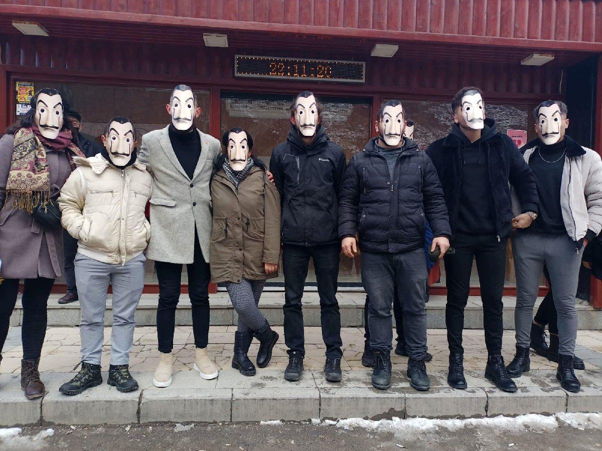 "La Casa De Papel" maskeleriyle zamlara tepki