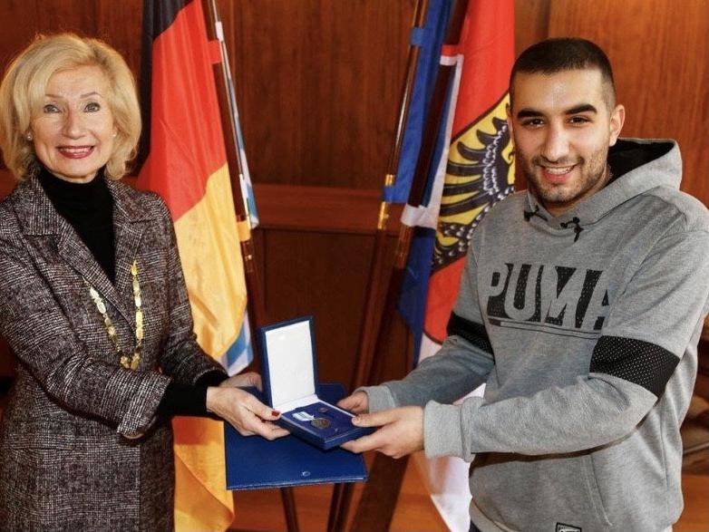 Almanya'da bir kadının hayatını kurtaran 2 Türk gencine madalya verildi