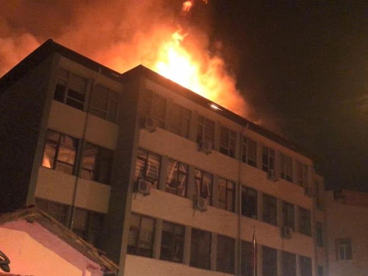 Metruk evdeki yangın kamu kurumlarının yer aldığı binayı yok ediyordu