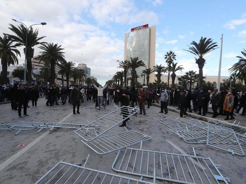 Tunus’ta Yasemin Devrimi’nin yıldönümünde halk sokağa indi