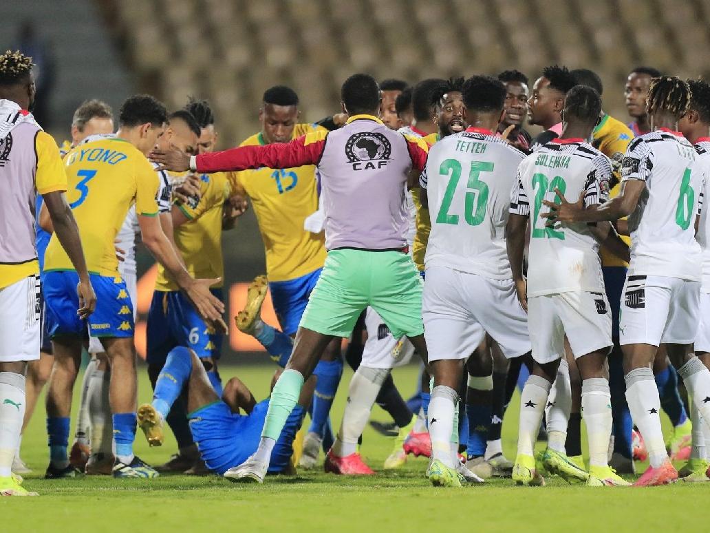 Tetteh, Boupendza'yı yumrukladı! Afrika Uluslar Kupası karıştı
