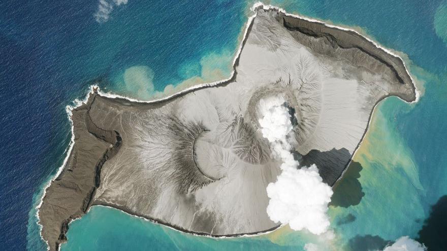 Ülkede felaket: Denizaltı yanardağı patladı, Tonga ile iletişim koptu