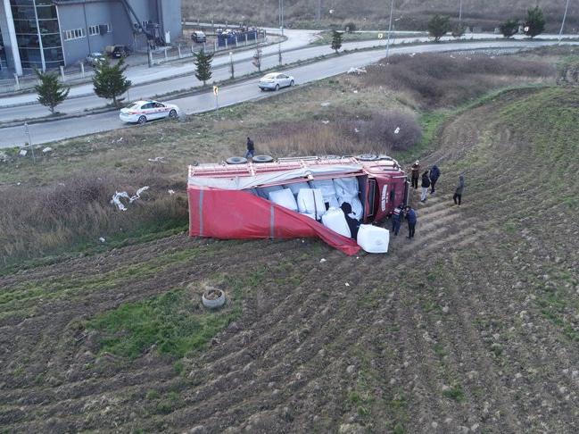 Arnavutköy'de devrilen TIR'ın sürücüsü öldü