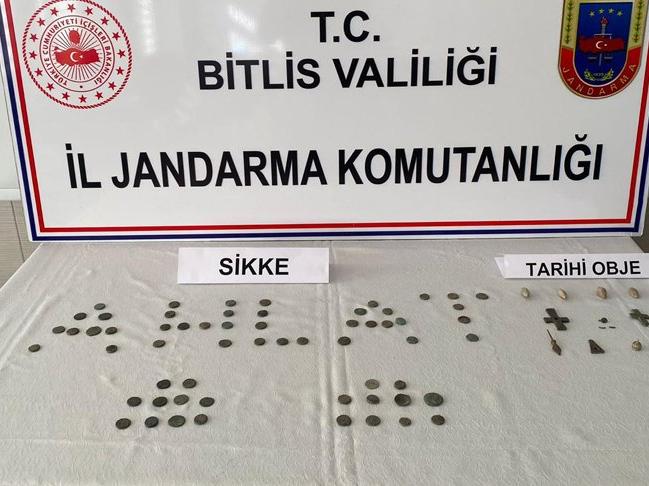 Bitlis'te tarihi eser operasyonu: 61 sikke ile 12 obje ele geçirildi