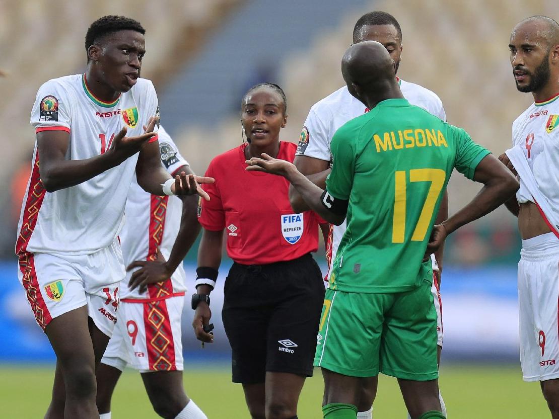 Zimbabve-Gine maçını yöneten Salima Mukansanga tarihe geçti