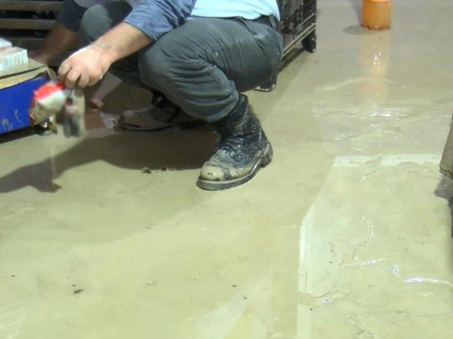Başakşehir'de yağmur suyu hattı taştı, ev ve iş yerlerini su bastı