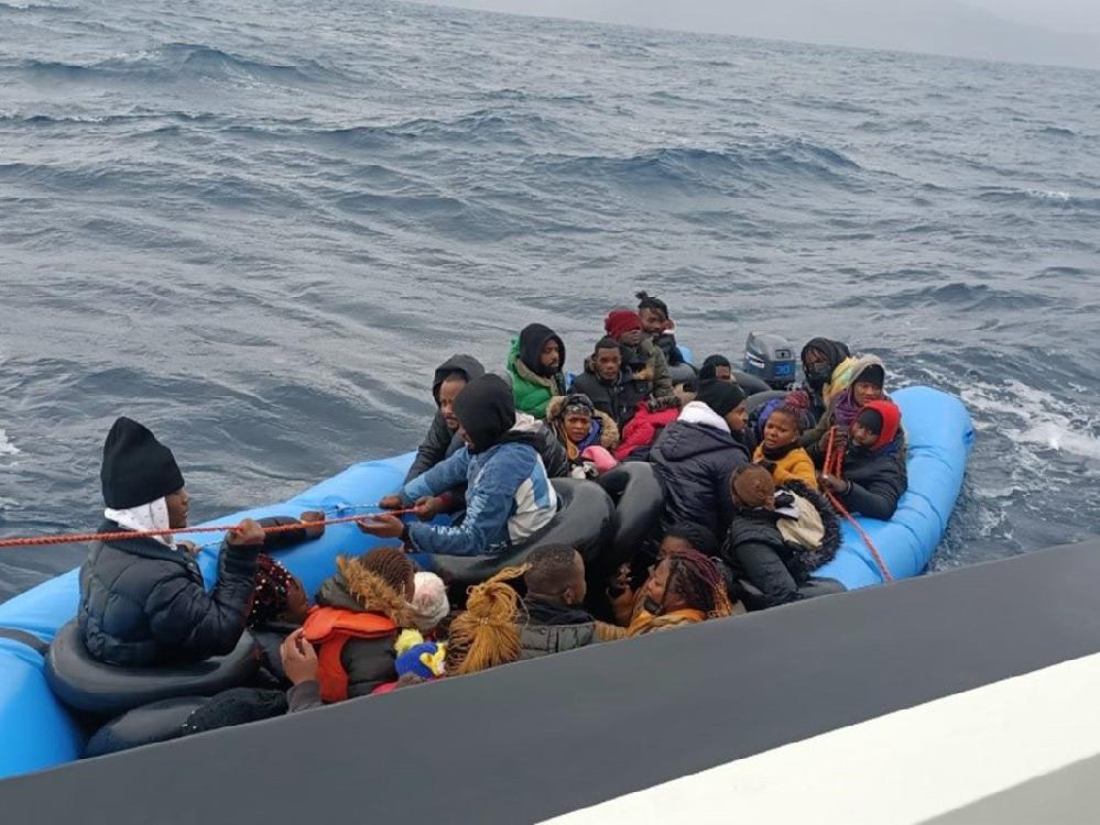 Dikili açıklarında 38 kaçak göçmen kurtarıldı