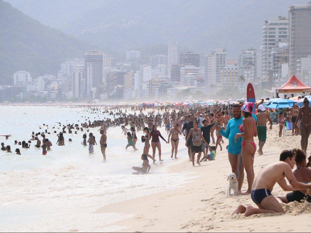 Bizde kar ve tipi Brezilya'da plaj keyfi