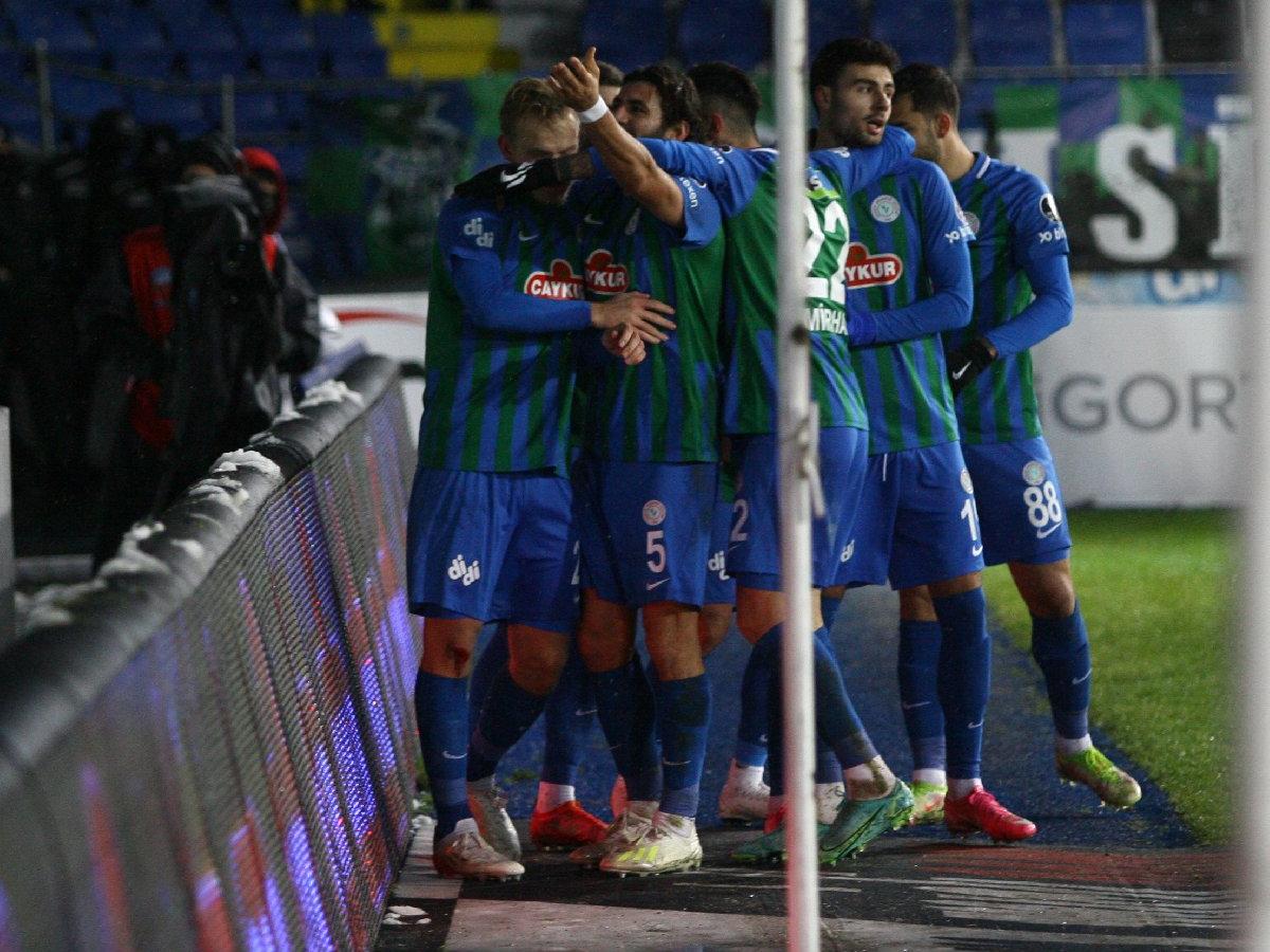 Tehlikeli bölgedeki 6 puanlık maçta Çaykur Rizespor, Antalyaspor'u devirdi