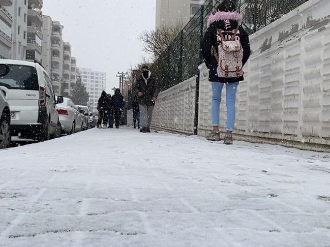Diyarbakır'da buzlanan yol ve kaldırımlarda düşen 222 kişi hastanelik oldu