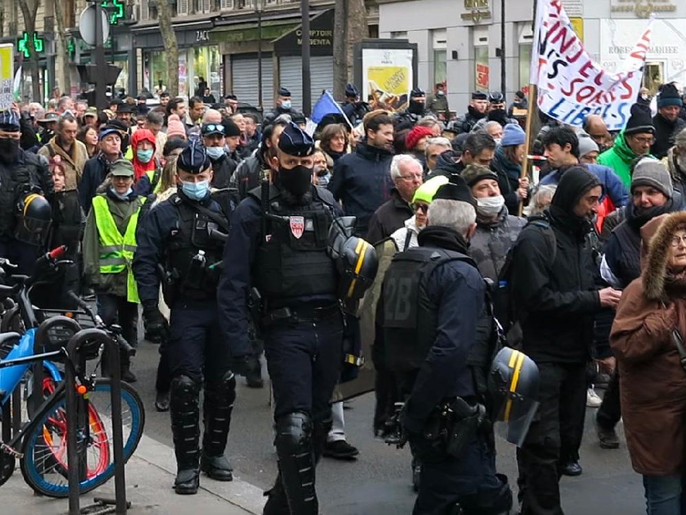 Paris'te aşı kartı uygulaması protesto edildi