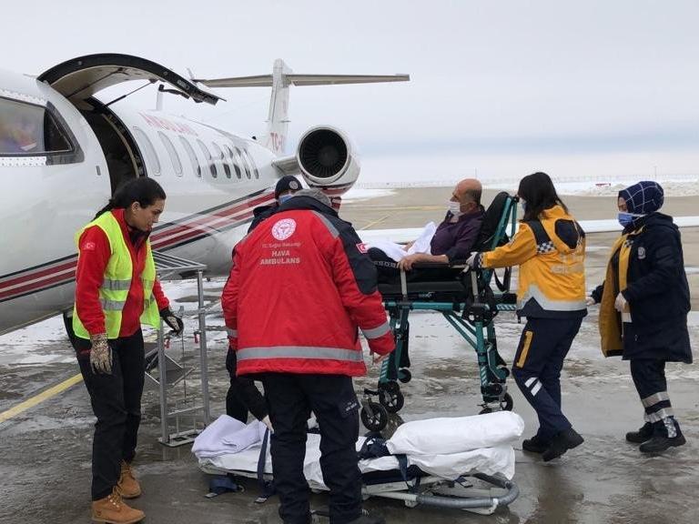 Karakış yolları kapattı hasta ambulans uçakla sevk edildi