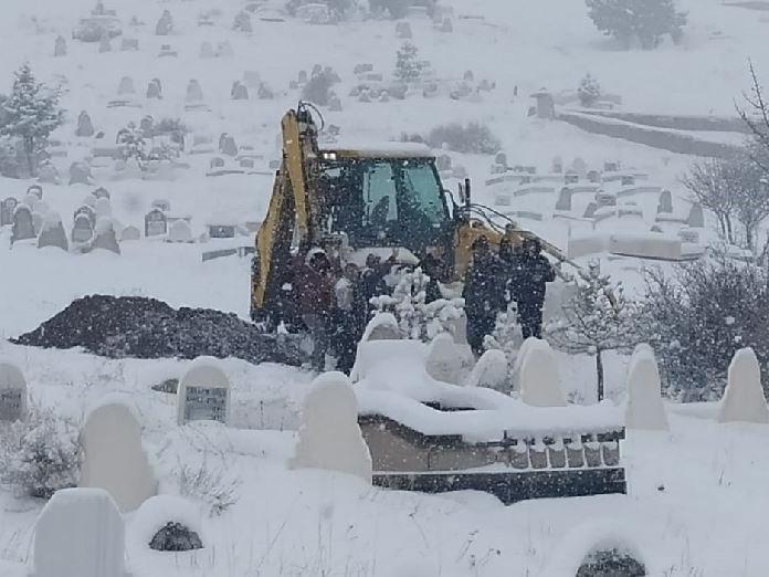 Sivas'ta kar fırtınası, cenazelerini böyle defnettiler
