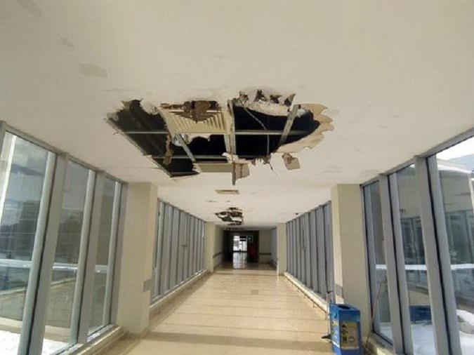 Bir ay önce açılışı yapılan çocuk hastanesinin tavanı çöktü