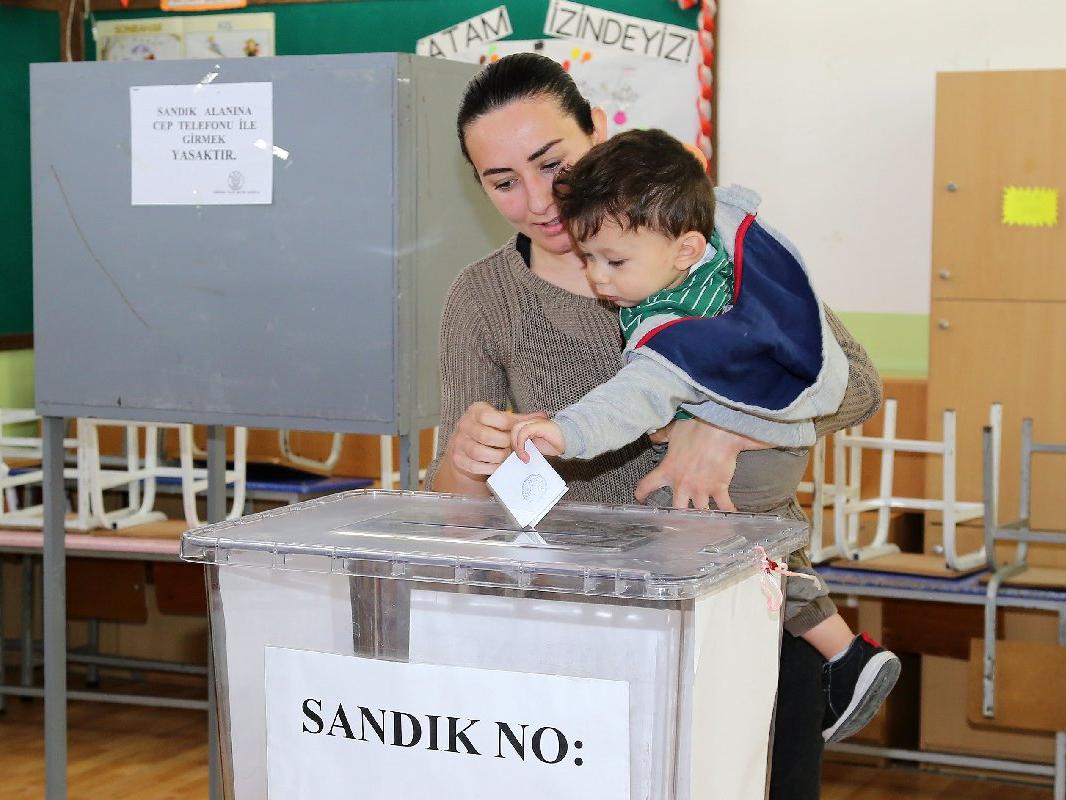 KKTC genel seçimlerinde oy verme işlemi başladı