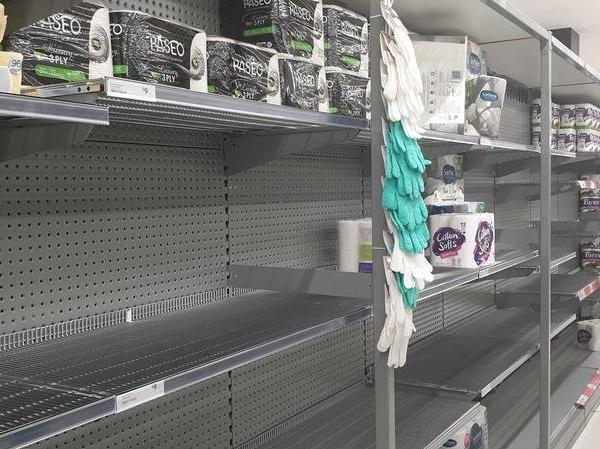 Omicron kabusu marketleri vurdu: Tuvalet kağıdı krizi yaşanıyor