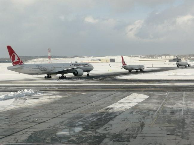 THY, İstanbul Havalimanı uçuşlarını saat 04.00'e kadar durdurdu