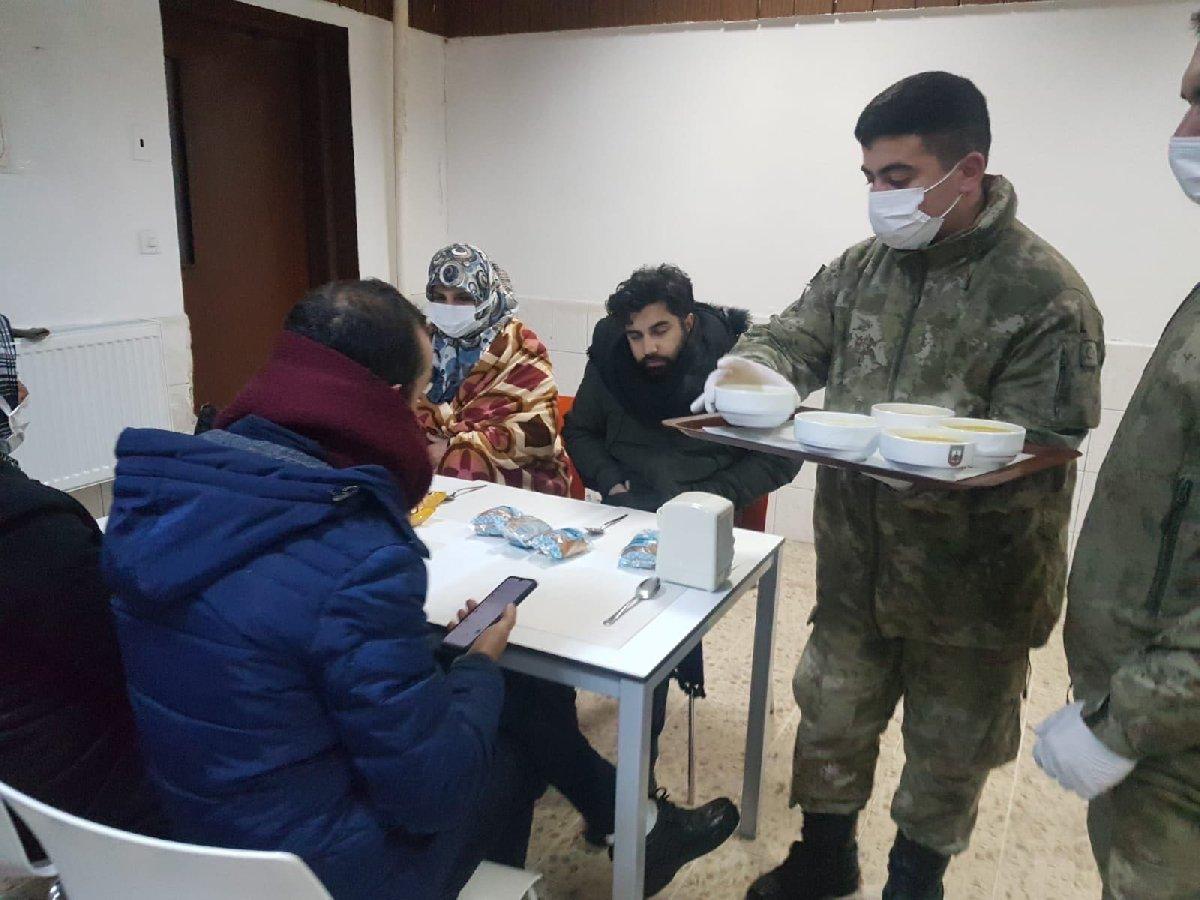 Hadımköy'de mahsur kalan 71 kişi kışlada misafir edildi