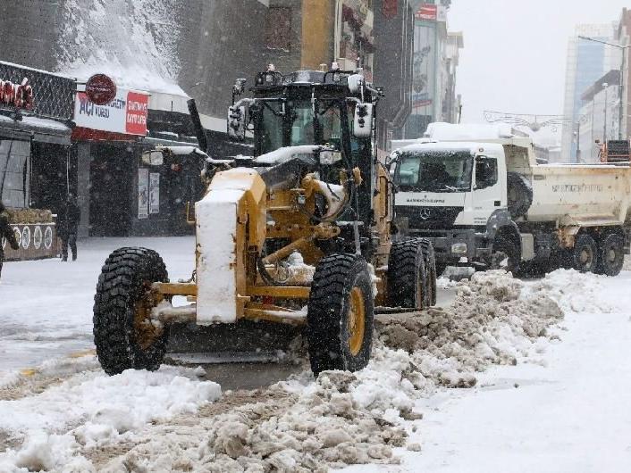 Van'da kamyonlarla 120 bin ton kar il dışına taşındı