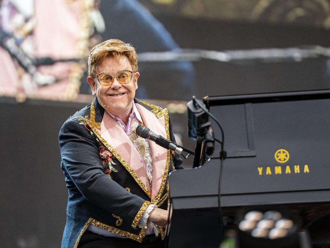 Ünlü müzisyen Elton John, Covid-19'a yakalandı