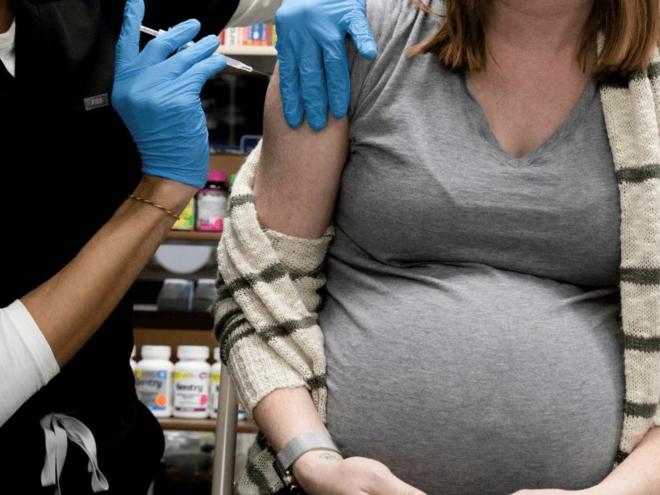 Uzmanlar kadınların en merak ettiği soruyu yanıtladı: Corona aşıları doğurganlığı etkiler mi?