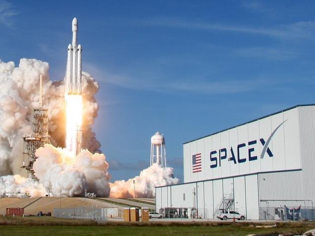 Kontrolden çıkan SpaceX roketi Ay'a doğru gidiyor