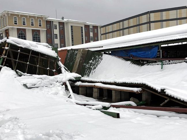 Halk pazarının çatısı kar nedeniyle çöktü