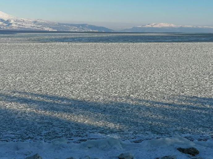 Türkiye'nin 4. büyük gölü Eğirdir buz tuttu