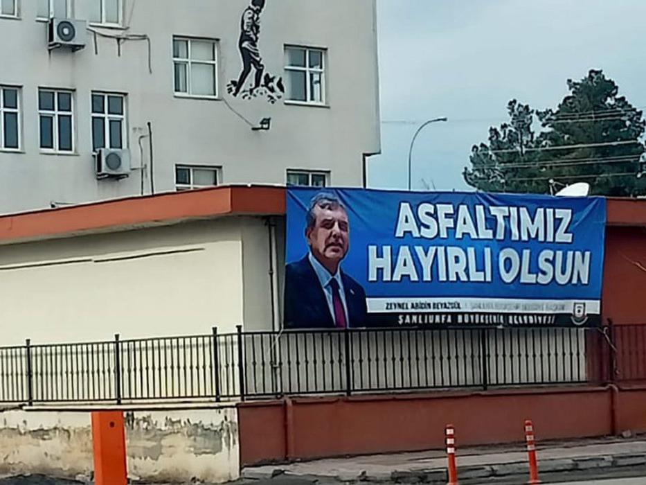 Tepkiler üzerine AKP’li başkanın reklam pankartı kaldırıldı