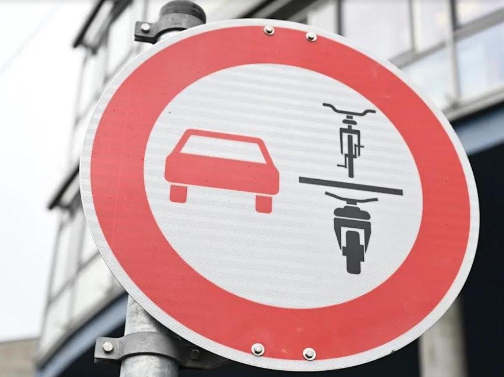 Almanya'da yeni trafik işareti: Uymayana yüksek ceza