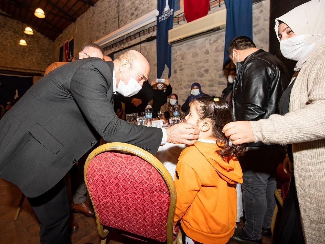 Başkan Soyer, İzmir depreminde hayatını kaybedenlerin yakınlarıyla buluştu