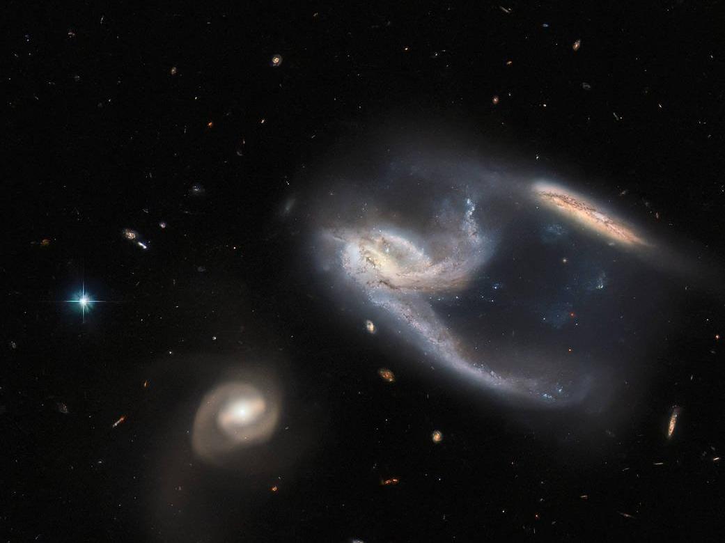 Hubble, Star Trek gemisine benzeyen galaksiler tespit etti