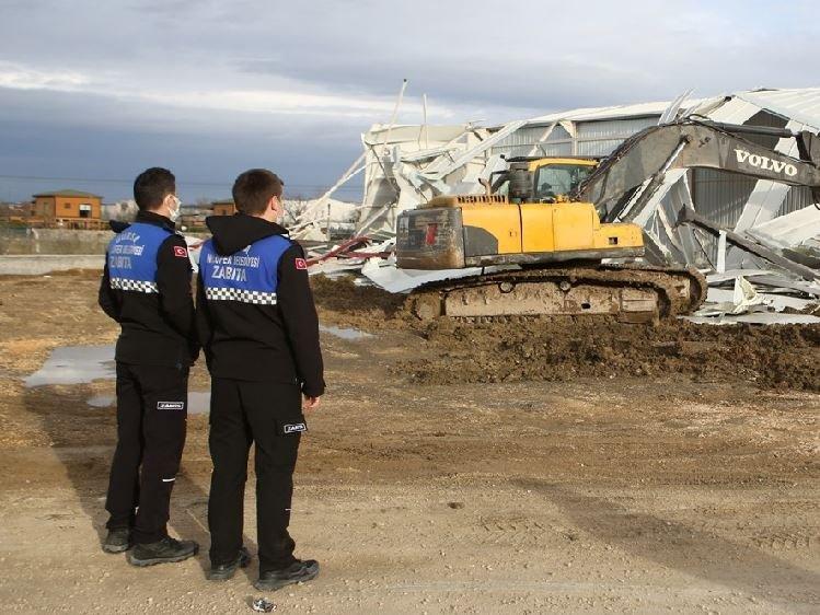 Kaçak fabrika inşaatı yerle bir edildi