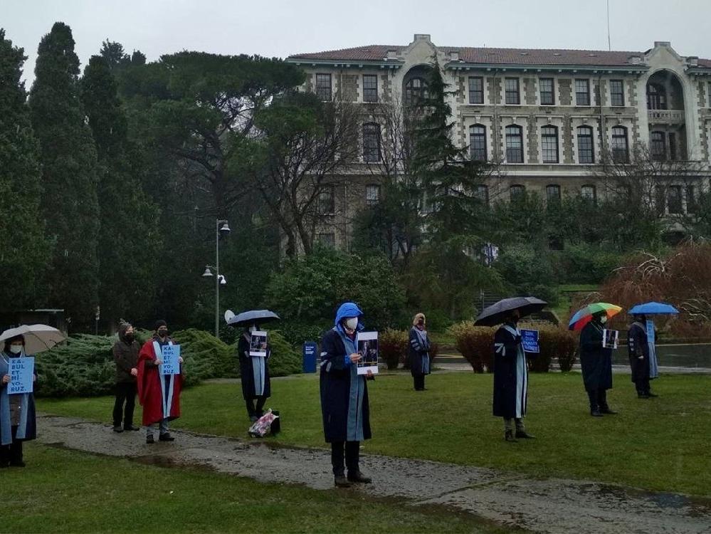 Boğaziçili akademisyenler yağmur altında nöbete devam etti