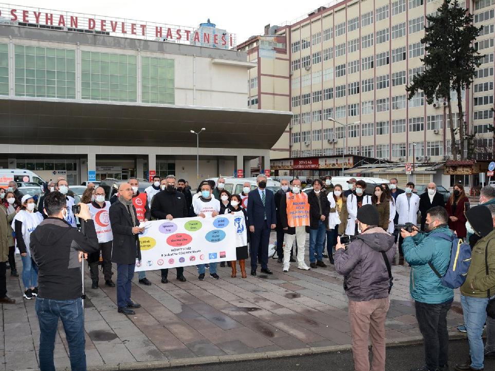 Adana'da sağlık çalışanları 'özlük hakları' eylemine başladı