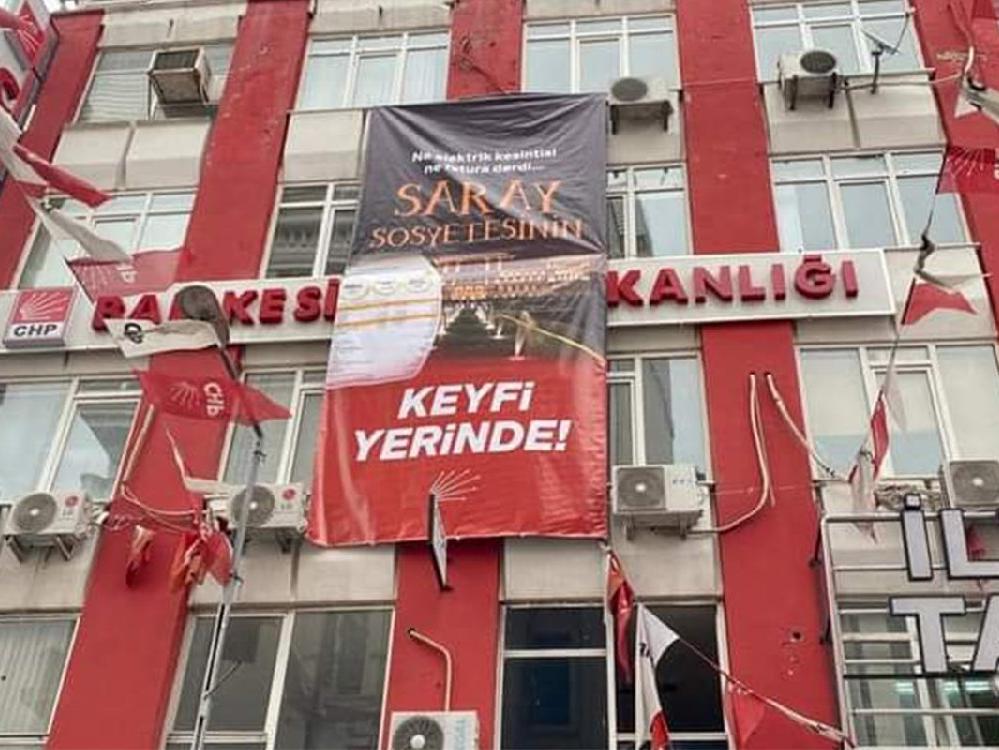 CHP'nin astığı afiş 'Cumhurbaşkanı’na hakaret' gerekçesiyle toplatıldı