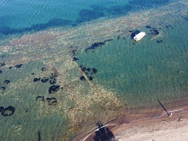 Dikili'de yüzerken Atarneus Antik Kenti'nin limanını buldu