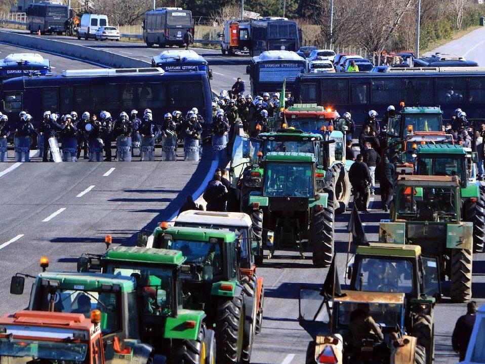 Komşuda çiftçiler çok öfkeli, 300 traktörle otoyolda eylem yaptılar
