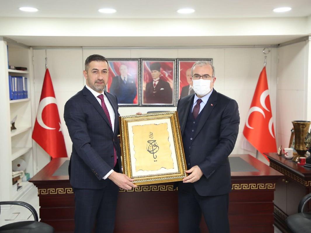 İmamoğlu'na randevu vermeyen Vali, MHP’li başkanla hediyeleşti